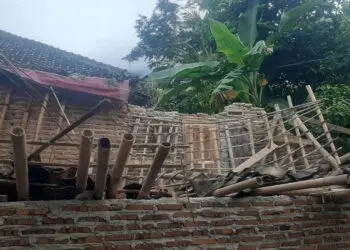 Atap Rumah Warga di Ciomas Ambruk, Sekeluarga Nyaris Tertimpa Reruntuhan