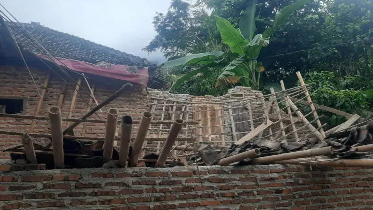 Atap Rumah Warga di Ciomas Ambruk, Sekeluarga Nyaris Tertimpa Reruntuhan