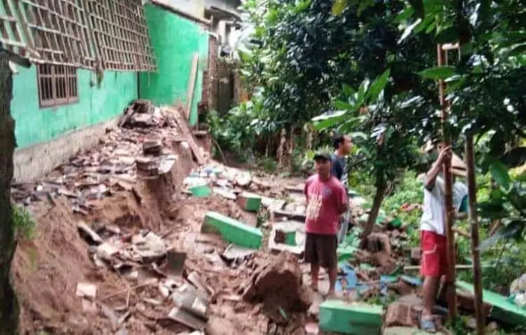 Kisah Sekeluarga di Mancak Kabupaten Serang yang Selamat dari Reruntuhan