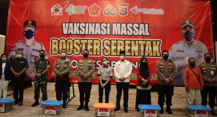 Kapolda Banten, foto bersama dengan jajaran TNI, para buruh dan Asda 1 Pemkab Serang, saat meninjau kegiatan vaksin booster. (ISTIMEWA)