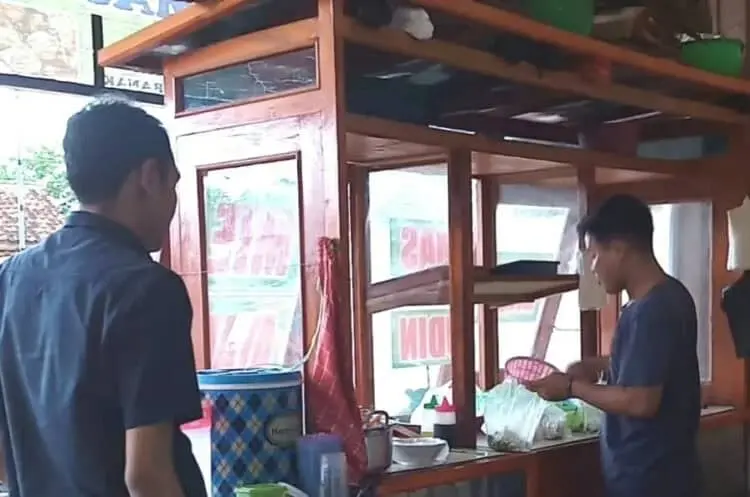 Pedagang bakso di Pandeglang, sedang melayani pembeli, Minggu (27/2/2022). (ISTIMEWA)