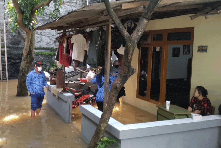 Banjir Kiriman Rendam Tujuh Rumah di Cirendeu, Ciputat