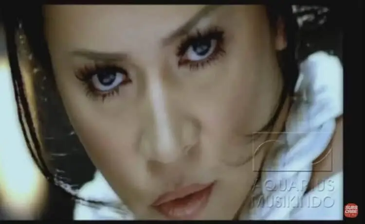 Lirik Lagu Ketika Cinta Bertasbih - Melly Goeslawa