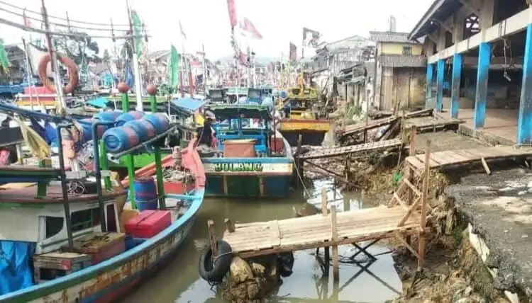 Kerusakan Dermaga TPI III Labuan Dibiarkan, Proses Lelang Ikan Terhambat