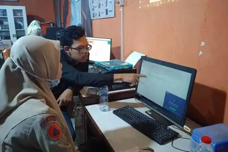 Petugas Pusdalops BPBD Pandeglang, pantau prakiraan cuaca melalui sistem. (ISTIMEWA)