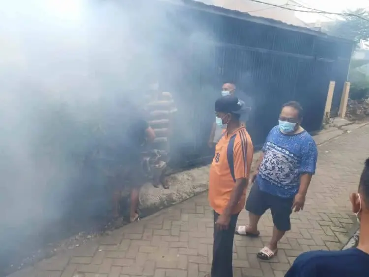 Antisipasi DBD, Warga Kelapa Indah Swadaya Fogging Lingkungan