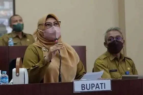 Bupati Pandeglang, Irna Narulita, sedang melaksanakan rakor bersama Pemprov, BMKB, Kabupaten/Kota lainnya, di ruang Pintar Setda Pandeglang, Senin (14/2/2022). (ISTIMEWA)