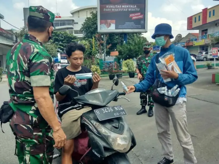 Forja Jurnalis Bagikan Masker dan Sanitizer di Pasar Kelapa Dua