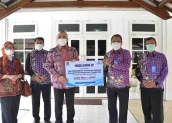 Bupati Terima 4.000 Reagen PCR dari Perumdam TKR
