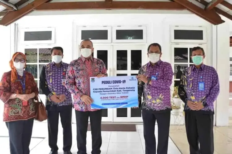 Bupati Terima 4.000 Reagen PCR dari Perumdam TKR