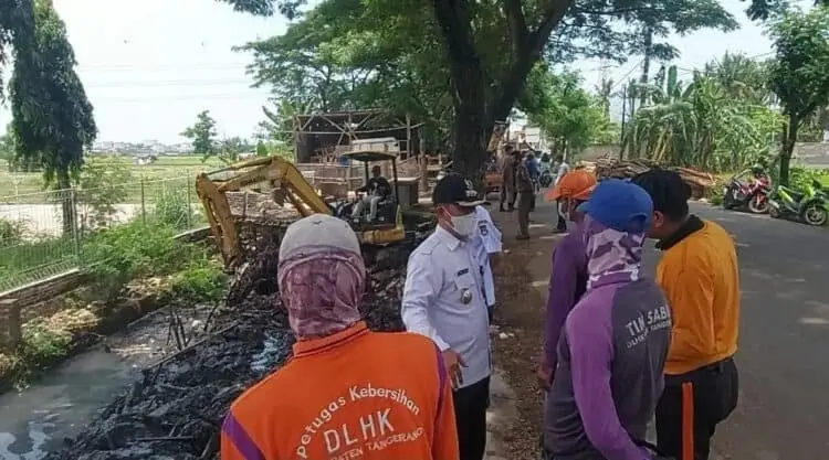 Pedagang di Jalan Raya Pakuhaji Bongkar Lapak Secara Sukarela