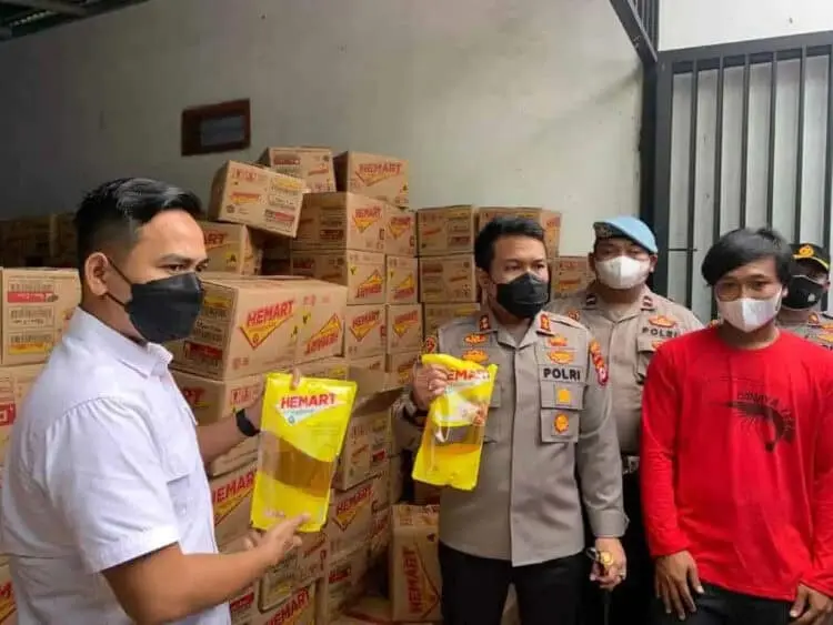 Pedagang Kelontong di Lebak Timbun 24 Ribu Liter Minyak Goreng