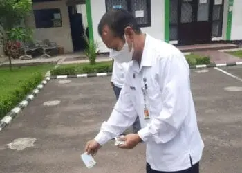 Foto : Kepala Disdukcapil Kabupaten Serang, Abdullah tengah memusnahkan KTP yang sudah tidak terpakai di halaman kantornya, Rabu (2/2/2022). (ISTIMEWA)