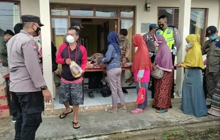 Demi Minyak Goreng 2 Liter, Warga Pandeglang Rela Antre di Operasi Pasar