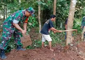 Salut! Anggota Koramil 0102 Cadasari Pandeglang Buka Akses Jalan 1,2 Km, Ini Tujuannya