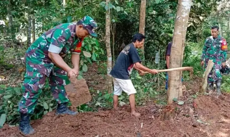 Salut! Anggota Koramil 0102 Cadasari Pandeglang Buka Akses Jalan 1,2 Km, Ini Tujuannya