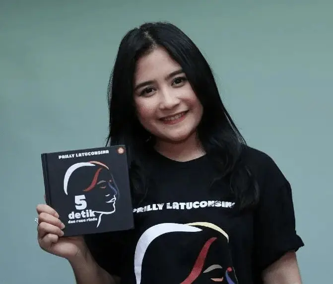 Lima Artis Ini Menulis Novel, Salah Satunya Prilly Latuconsina