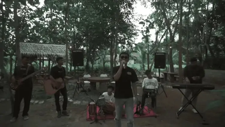 Lirik Lagu Top-Topan – Miqbal GA