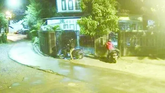 Aksi Dua Maling Bobol Rumah Warga Terekam CCTV