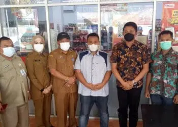 Diskoumperindag dan anggota DPRD Kabupaten Serang, Riky Suhendra, foto bersama dengan manajemen alfamart, usai mengecek penjualan minyak dan memastikan tidak ada penimbunan, Senin (21/2/2022). (ISTIMEWA)