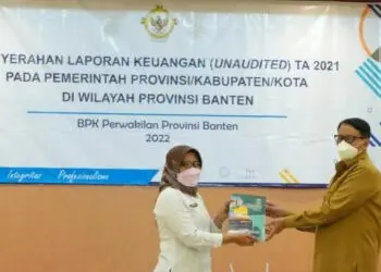 Gubernur Banten, Wahidin Halim, menyerahkan LKPD kepada BPK RI Perwakilan Banten, Senin (7/2/2022). (ISTIMEWA)
