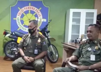 Kepala Bidang (Kabid) Trantibum Dinas Satpol PP Kabupaten Serang, M. Mujtahidi (kanan), saat diwawancara wartawan di kantornya. (ISTIMEWA)