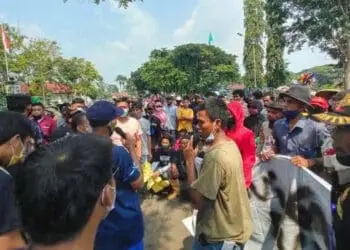 Protes Sawah Tertutup Endapan Limbah Pasir, Petani di Lebak Gelar Demo