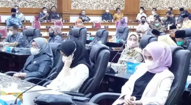 Sejumlah anggota DPRD Kabupaten Serang, mengikuti rapat paripurna penyampaian dua Raperda inisiatif legislatif dan dua Raperda inisiatif eksekutif, Kamis (3/2/2022). (ISTIMEWA)