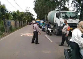 Oleng Setelah Senggol Pejalan Kaki, Pemotor Tewas Terlindas Truk di Cipondoh