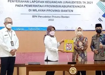 Bupati Serang Ratu Tatu Chasanah, didampingi Sekda Kabupaten Serang Tb. Entus Mahmud Sahiri, menyerahkan LKPD tahun 2021 kepada BPK RI Perwakilan Banten, Senin (7/3/2022). (ISTIMEWA)