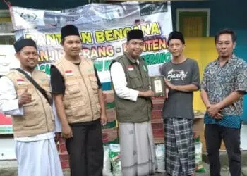 Satelit News Peduli bersama Yayasan Yusro Untuk Negeri dan Lazisnu Tangerang, salurkan bantuan untuk korban banjir di wilayah Serang, Jumat (11/3/2022). (MARDIANA/SATELITNEWS.ID)