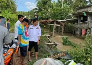 Pengurus Karang Taruna Kabupaten Pandeglang, blusukan di Kecamatan Pagelaran, Kabupaten Pandeglang. Menyisir rumah warga terdampak banjir, di wilayah sekitar. Sekaligus, memastikan apa yang menjadi kebutuhan para korban di lokasi, Jumat (4/3/2022). (ISTIMEWA)