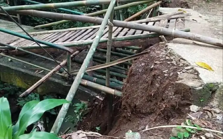 Jembatan alternatif yang digunakan warga Kampung Kebon Cau, Kelurahan Pandeglang, Kecamatan Pandeglang, Kabupaten Pandeglang, ambruk. (ISTIMEWA)