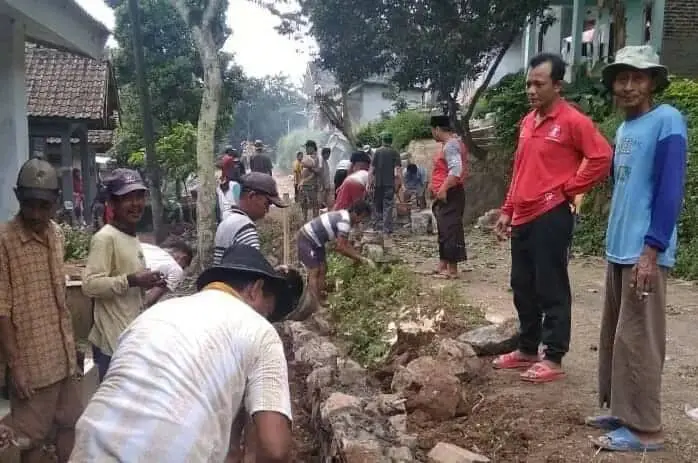 Bukan Proyek APBD Pandeglang, Warga Pagadungan Swadaya Bangun TPT