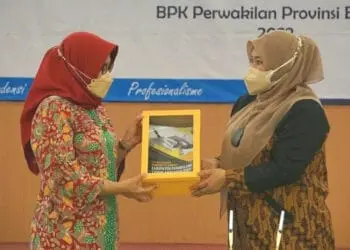 SERAHKAN LKPD TA 2021–Bupati Pandeglang, Irna Narulita, menyerahkan dokumen LKPD TA 2021 kepada Ketua BPK RI Perwakilan Banten, Novie Irawati Herni Purnama, di Aula BPK RI Banten, beberapa waktu lalu. (ISTIMEWA)