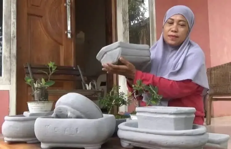 Emak-emak di Pandeglang Sulap Limbah Bata Hebel Menjadi Pot Bunga Cantik