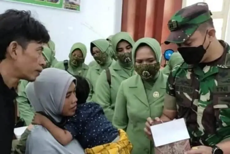 Didampingi istri, Dandim 0601 Pandeglang, Letkol Inf Jani Setiadi, memberikan bingkisan kepada orang tua yang mengikuti acara khitan massal gratis, Selasa (29/3/2022). (NIPAL SUTIANA/SATELITNEWS.ID)