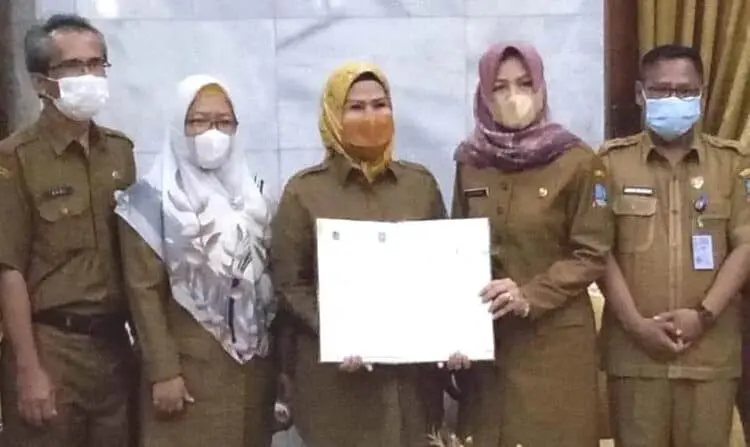 Bupati Serang Ratu Tatu Chasanah, foto bersama jajarannya usai pendatangan MoU dengan Dirjen Perbendaharaan secara virtual, Senin (21/3/2022). (ISTIMEWA)