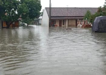 Sejumlah wilayah di Kota Serang, terendam banjir usai diguyur hujan deras, Selasa (1/3/2022). Banjir yang merendam pemukiman penduduk tersebut, terjadi sejak pukul 02.30 WIB. (ISTIMEWA)