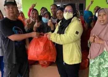 Ketua DPD Golkar Kota Serang, Ratu Ria Maryana, meninjau dan menyalurkan bantuan kepada warga terdampak banjir di wilayah Serang. (ISTIMEWA)
