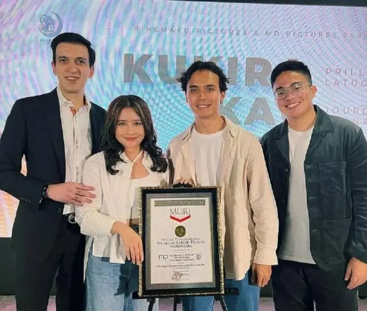 Film Kukira Kau Rumah Raih Rekor Muri 2 Juta Penonton