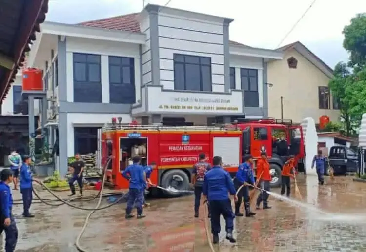 Pelayanan di Kantor BPKAD Kabupaten Serang Lumpuh, Petugas BPBD Dikerahkan
