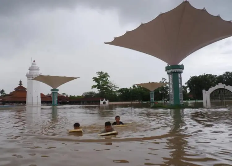 Foto Kawasan Wisata Religi Banten Lama Terendam Banjir