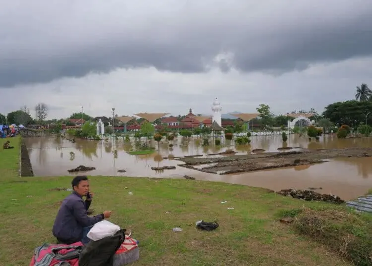 Foto Kawasan Wisata Religi Banten Lama Terendam Banjir