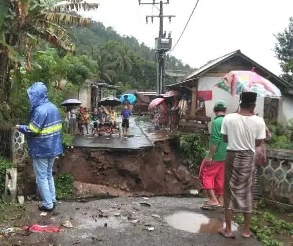Kondisi Jembatan di Desa Ramea, Kecamatan Mandalawangi, Kabupaten Pandeglang, ambruk, Selasa (1/3/2022). (ISTIMEWA)