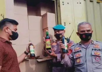 Personel Polres Pandeglang, menunjukan barbuk Miras di dalam mobil boks, di halaman Mapolres Pandeglang, Selasa (29/3/2022). (NIPAL SUTIANA/SATELIT NEWS)