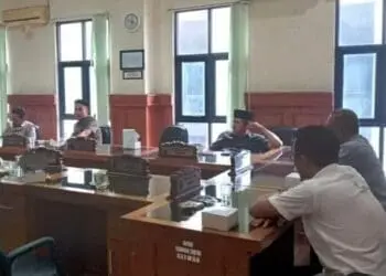 HEARING–Komisi III DPRD Pandeglang, hearing dengan jajaran DLH setempat, membahas persoalan sampah, di ruang Komisi III DPRD Pandeglang, Rabu (30/3/2022). (NIPAL SUTIANA/SATELITNEWS.ID)