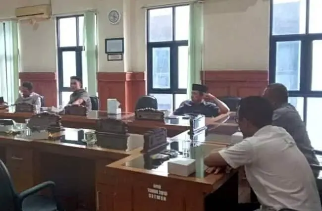 HEARING–Komisi III DPRD Pandeglang, hearing dengan jajaran DLH setempat, membahas persoalan sampah, di ruang Komisi III DPRD Pandeglang, Rabu (30/3/2022). (NIPAL SUTIANA/SATELITNEWS.ID)