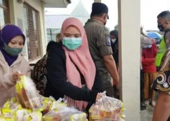 Antrean pembeli minyak goreng di Pandeglang. (ISTIMEWA)