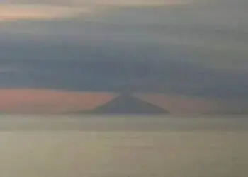 Gunung Anak Krakatau Erupsi Setinggi 2.000 Meter, Radius Bahaya 2 Km